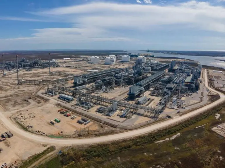 Cheniere's quarterly earnings surge, raises guidance