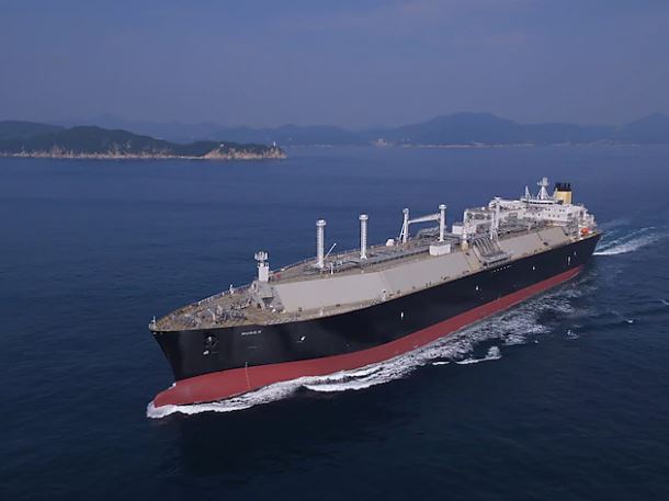 Shell ups dividend despite profit slump, lower LNG sales