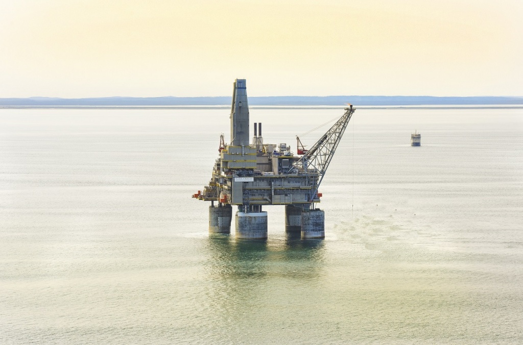 Russia's Sakhalin Energy closes production platform for maintenance