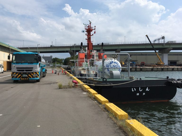 MOL's tug in first carbon-neutral LNG bunkering operation