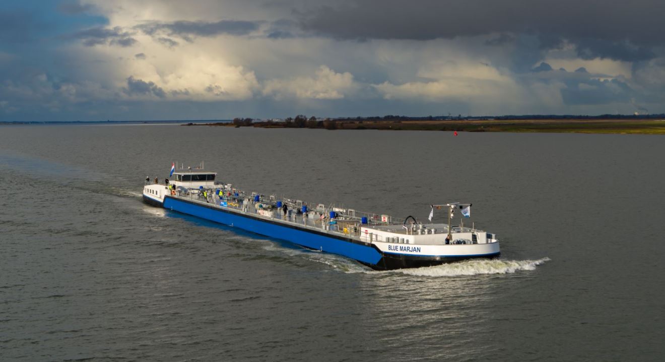 First of 40 LNG inland barges ready to start serving Shell