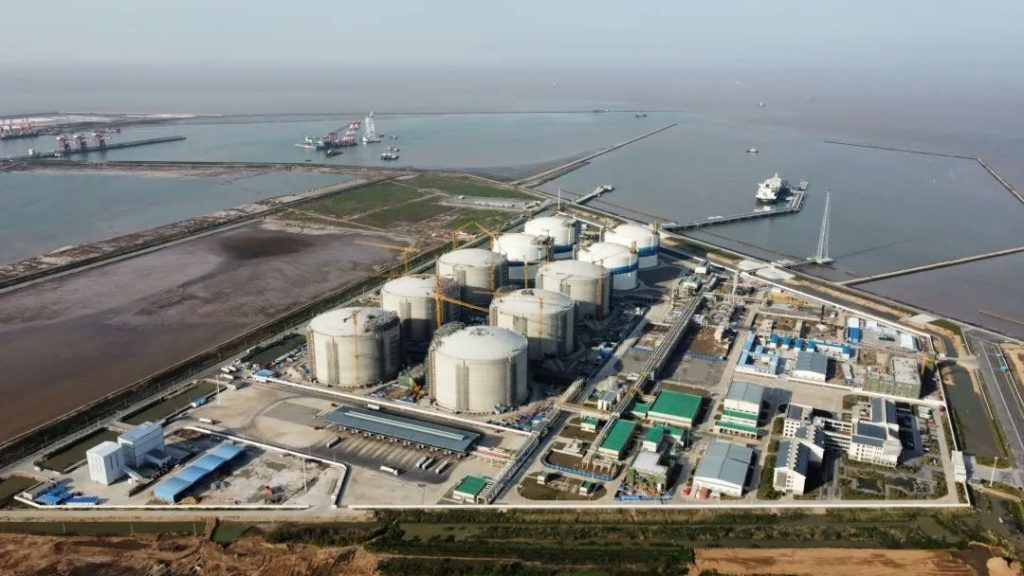China's LNG imports climb in April