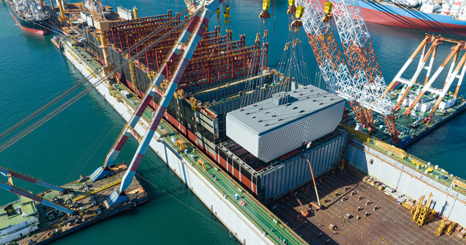 Hapag-Lloyd welcomes new LNG-powered giant in its fleet