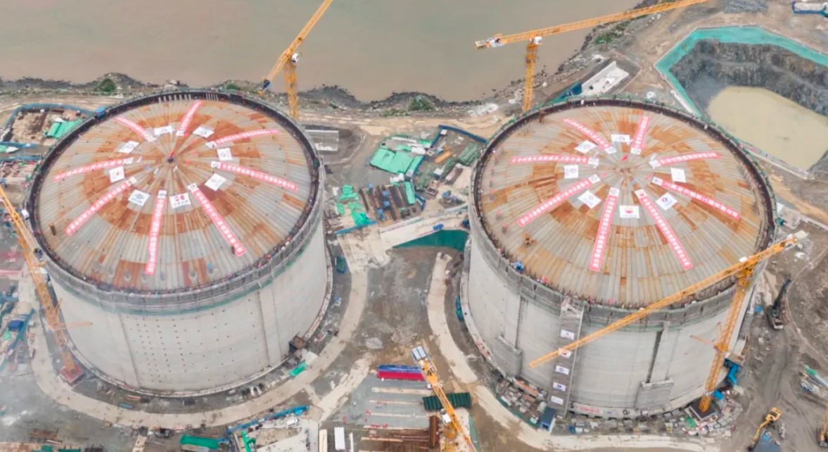 CNOOC raises roofs on giant Zhejiang LNG tanks
