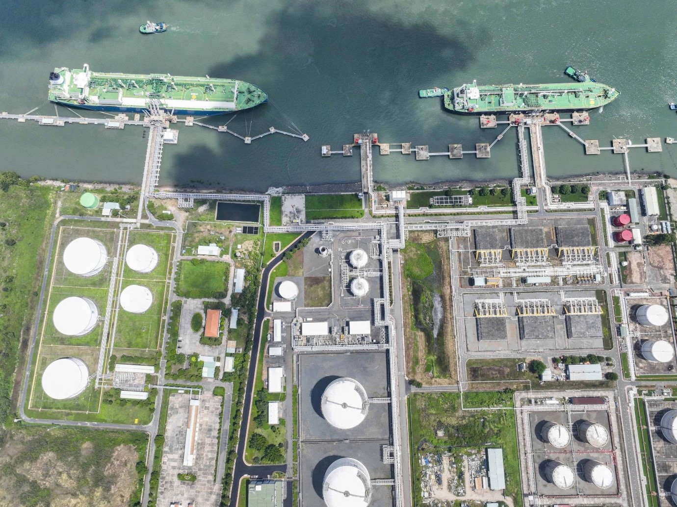 PetroVietnam Gas launches spot LNG cargo tender