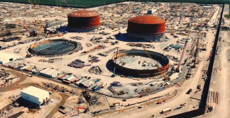 Venture Global roofs lifted on two CP2 LNG tanks