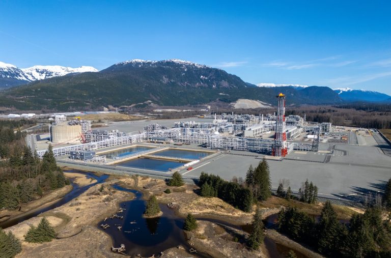 Fluor, JGC get limited notice to proceed for LNG Canada expansion